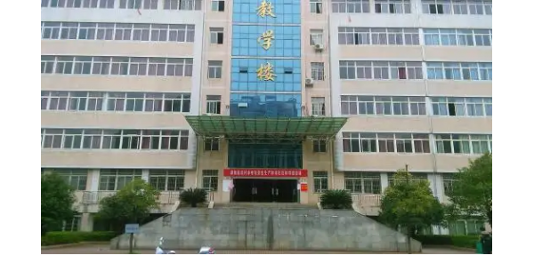 洪江職業(yè)學校選購美天垃圾桶